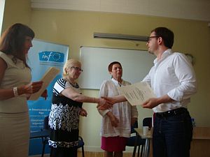 Вручение сертификатов участникам конференции в БМА. Рига. 07.06.2013.
